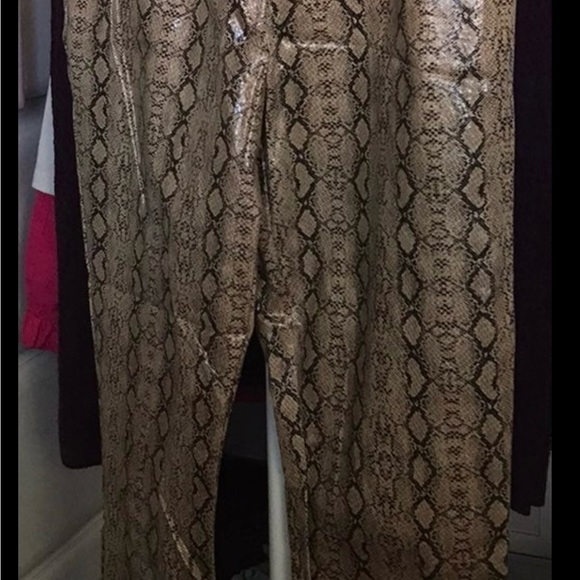 NWOT brown snakeskin print. Size medium - Picture 6 of 8
